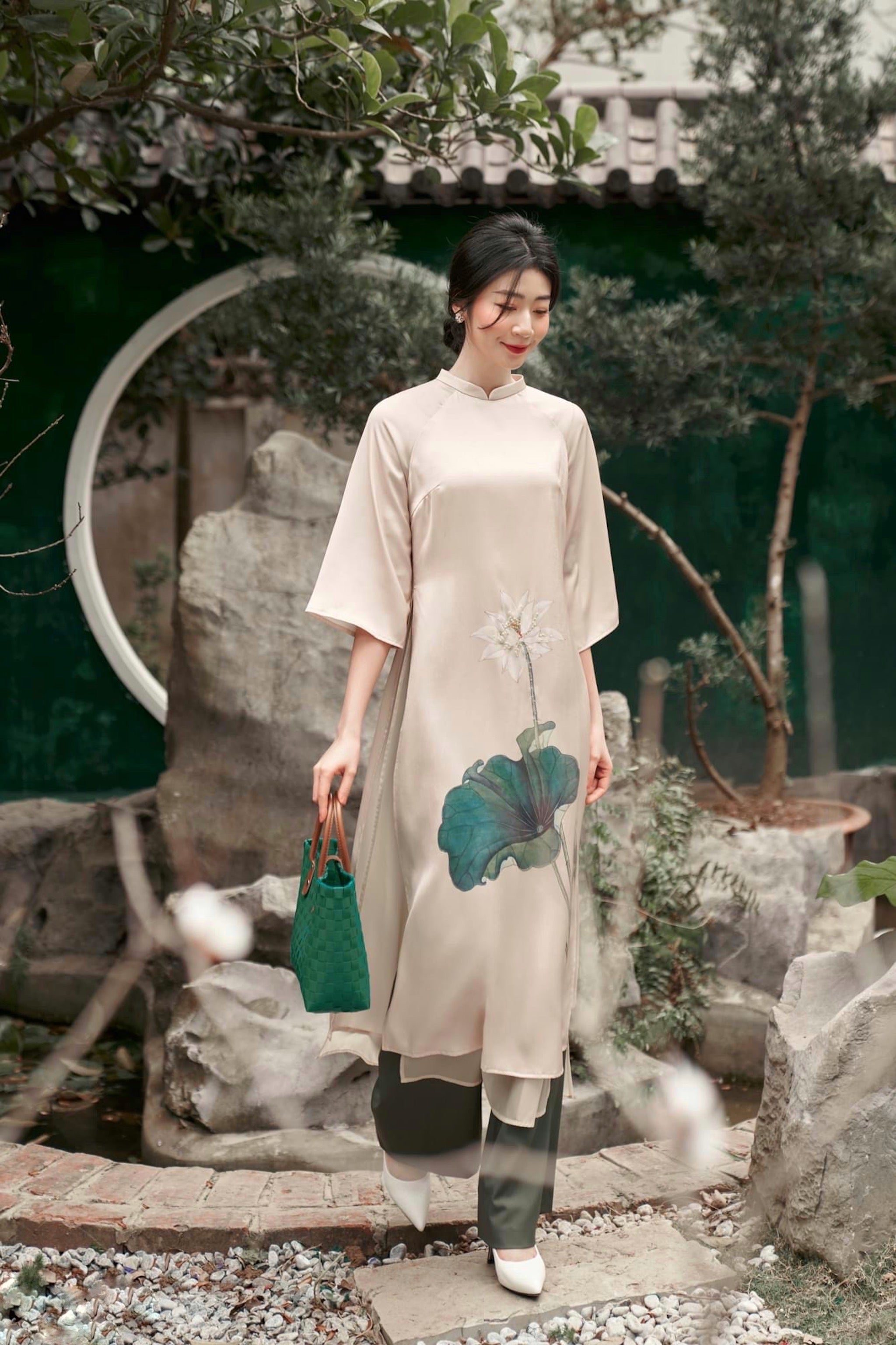 AD NỮ - ÁO DÀI BẠCH LIÊN アオザイ　民族衣装　ベトナムドレス (ズボン付いてない）