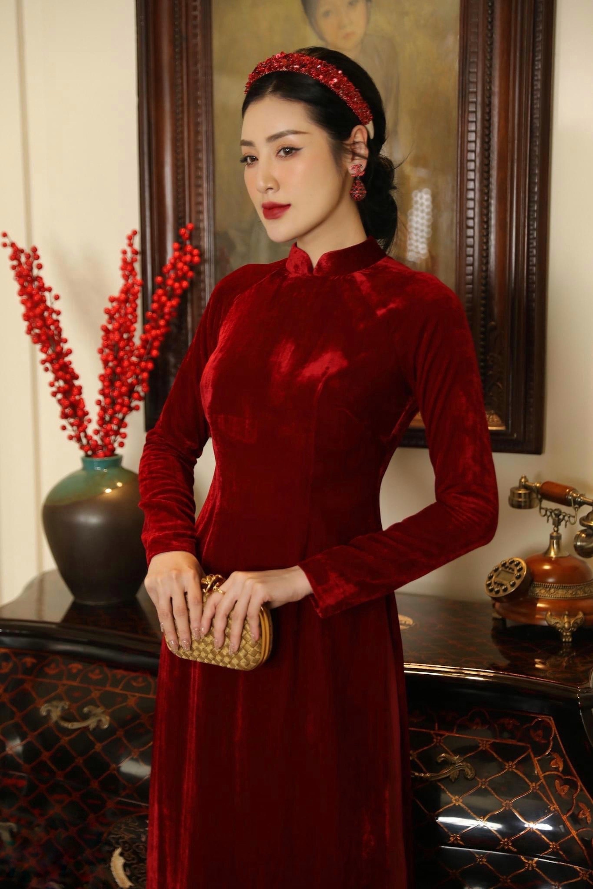 AD NỮ - ÁO DÀI NHUNG ĐỎ アオザイ　民族衣装　ベトナムドレス (ズボン付いてない）